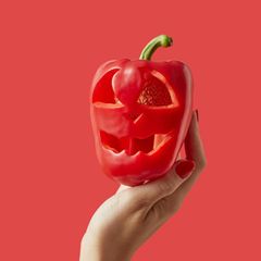 Paprika mit eingeschnitztem fiesem Gesicht