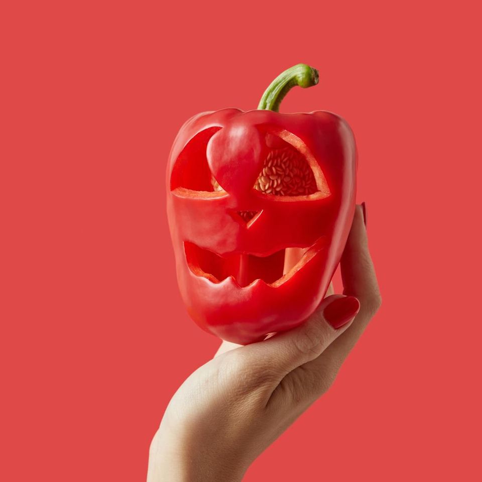 Paprika mit eingeschnitztem fiesem Gesicht