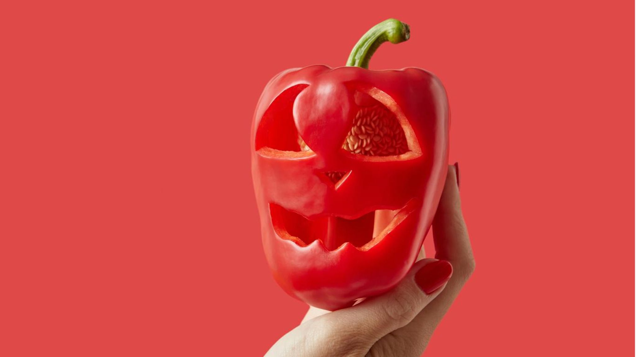 Paprika mit eingeschnitztem fiesem Gesicht