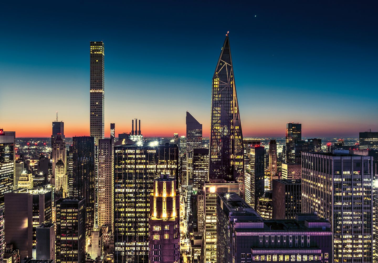 Abends funkelt Manhattan einem Schatzkästchen gleich. Mehrere gut gefüllte davon braucht, wer in den hier markant hervorstechenden Türmen 432 Park Avenue (links) und 53 West 53 (rechts) wohnen möchte. Ihre Quadratmeterpreise gehören zu den mit Abstand höchsten der Stadt