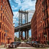 Dort, wo sich Water und Washington Street kreuzen, setzt die Manhattan Bridge das Empire State Building in den perfekten Rahmen. Das Viertel heißt Dumbo, »Down under the Manhattan Bridge Overpass«, und in seinen meist denkmalgeschützten Lagerhäusern und alten Fabriken trifft sich die Kreativszene
