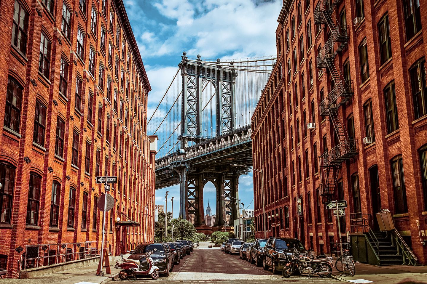 Dumbo Dort, wo sich Water und Washington Street kreuzen, setzt die Manhattan Bridge das Empire State Building in den perfekten Rahmen. Das Viertel heißt Dumbo, »Down under the Manhattan Bridge Overpass«, und in seinen meist denkmalgeschützten Lagerhäusern und alten Fabriken trifft sich die Kreativszene