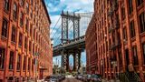 Dort, wo sich Water und Washington Street kreuzen, setzt die Manhattan Bridge das Empire State Building in den perfekten Rahmen. Das Viertel heißt Dumbo, »Down under the Manhattan Bridge Overpass«, und in seinen meist denkmalgeschützten Lagerhäusern und alten Fabriken trifft sich die Kreativszene