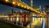Tausende Lampen erleuchten die Silhouette Manhattans und die zweistöckige Brücke. Wer genau die Glühbirne erfand, ist umstritten. Doch Thomas Edison eröffnete unweit in der Pearl Street 1882 eines der ersten kommerziellen Elektrizitätswerke der Welt und brachte vielen New Yorkern das elektrische Licht
