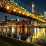 Tausende Lampen erleuchten die Silhouette Manhattans und die zweistöckige Brücke. Wer genau die Glühbirne erfand, ist umstritten. Doch Thomas Edison eröffnete unweit in der Pearl Street 1882 eines der ersten kommerziellen Elektrizitätswerke der Welt und brachte vielen New Yorkern das elektrische Licht