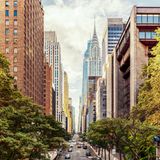 Mal backsteinrot, mal silberfarben ist die Häuserschlucht entlang der 42nd Street. Das Chrysler Building selbst gleicht einem Kunstwerk im Art-déco-Stil, eröffnet 1930. Nachts leuchtet seine Spitze wie eine Krone, extravagante Wasserspeier imitieren Chrysler-Kühlerfiguren und erinnern an den einstigen Auftraggeber