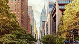 Mal backsteinrot, mal silberfarben ist die Häuserschlucht entlang der 42nd Street. Das Chrysler Building selbst gleicht einem Kunstwerk im Art-déco-Stil, eröffnet 1930. Nachts leuchtet seine Spitze wie eine Krone, extravagante Wasserspeier imitieren Chrysler-Kühlerfiguren und erinnern an den einstigen Auftraggeber