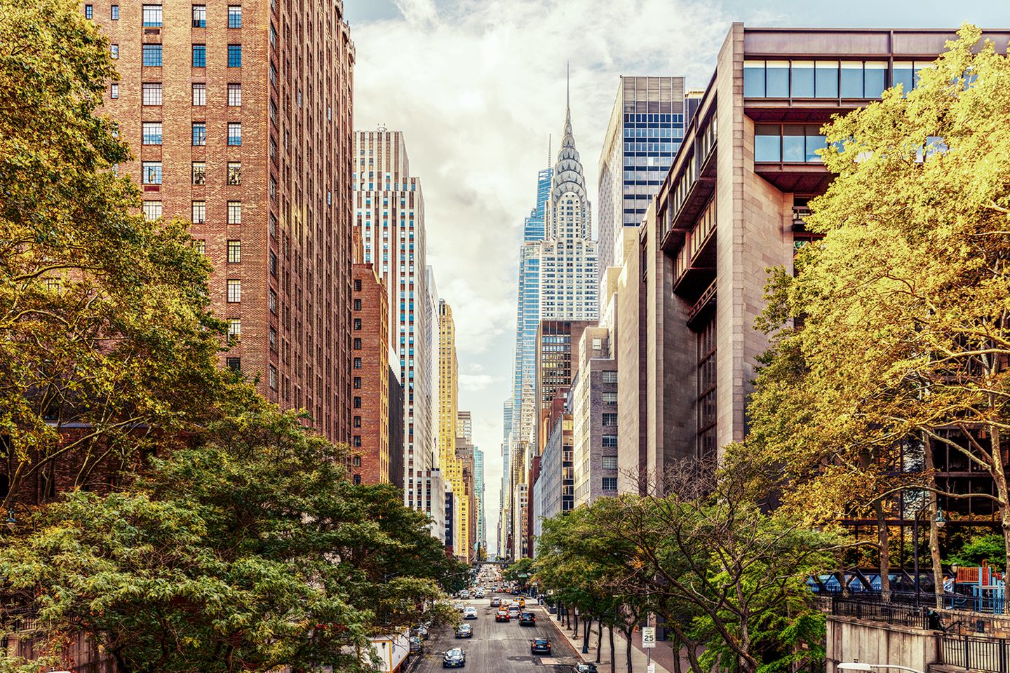 Mal backsteinrot, mal silberfarben ist die Häuserschlucht entlang der 42nd Street. Das Chrysler Building selbst gleicht einem Kunstwerk im Art-déco-Stil, eröffnet 1930. Nachts leuchtet seine Spitze wie eine Krone, extravagante Wasserspeier imitieren Chrysler-Kühlerfiguren und erinnern an den einstigen Auftraggeber
