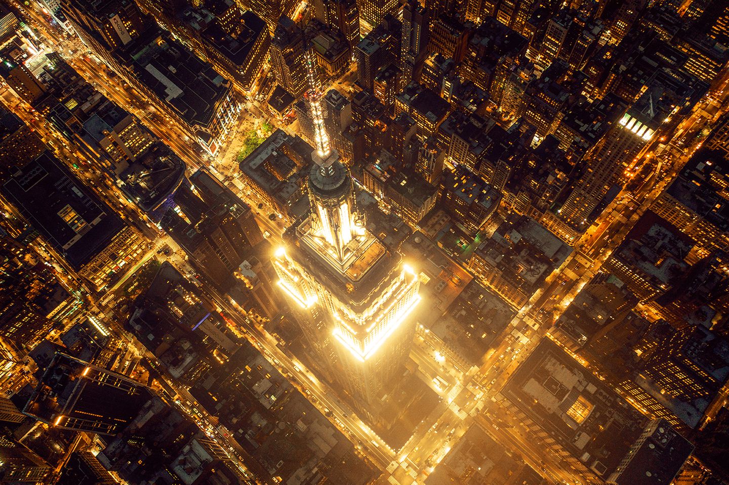 Zu Füßen von New Yorks Wolkenkratzer-Ikone verschwimmen vorbeiziehende Autos und verschiedenste Lichter zu einem leuchtenden Netz. Nur das einst höchste Gebäude der Welt gibt dem Auge Halt. Zu besonderen Anlässen wechselt die Turmspitze dank Tausender LEDs ihre Farben