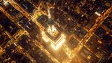 Zu Füßen von New Yorks Wolkenkratzer-Ikone verschwimmen vorbeiziehende Autos und verschiedenste Lichter zu einem leuchtenden Netz. Nur das einst höchste Gebäude der Welt gibt dem Auge Halt. Zu besonderen Anlässen wechselt die Turmspitze dank Tausender LEDs ihre Farben