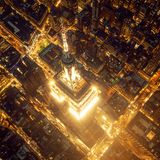 Zu Füßen von New Yorks Wolkenkratzer-Ikone verschwimmen vorbeiziehende Autos und verschiedenste Lichter zu einem leuchtenden Netz. Nur das einst höchste Gebäude der Welt gibt dem Auge Halt. Zu besonderen Anlässen wechselt die Turmspitze dank Tausender LEDs ihre Farben