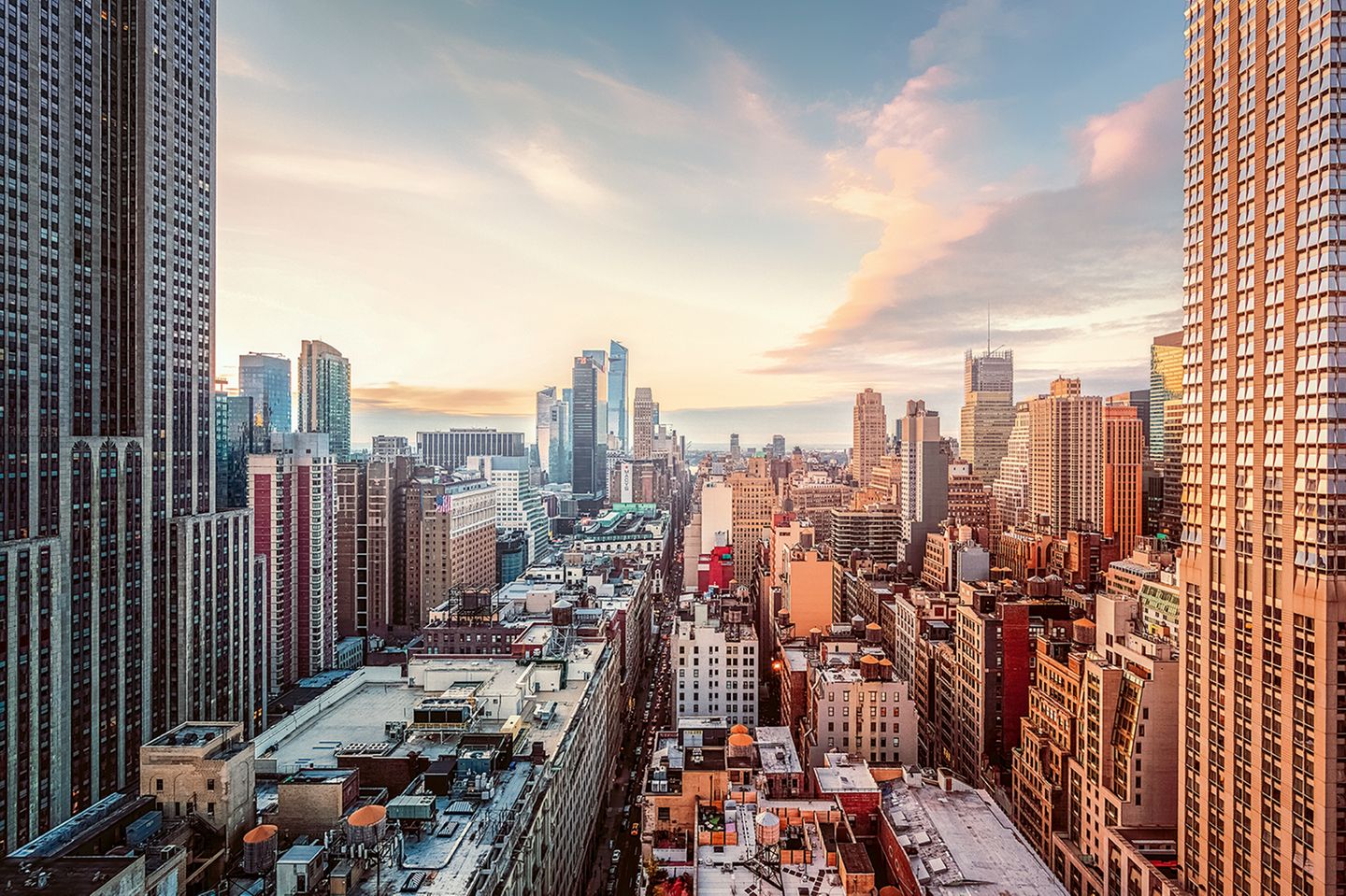 Auch links und rechts der 35th und 36th Street ist Manhattan eine Spielwiese für Architekten. Kein Dach gleicht dem anderen, die Fassaden schmiegen sich wie Tetris-Steine aneinander. Es gewinnt, wer Höhenrekorde bricht oder durch Extravaganz besticht. Einzig das Schachbrettmuster des Straßennetzes ist schlicht