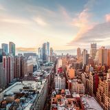 Auch links und rechts der 35th und 36th Street ist Manhattan eine Spielwiese für Architekten. Kein Dach gleicht dem anderen, die Fassaden schmiegen sich wie Tetris-Steine aneinander. Es gewinnt, wer Höhenrekorde bricht oder durch Extravaganz besticht. Einzig das Schachbrettmuster des Straßennetzes ist schlicht