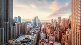 Auch links und rechts der 35th und 36th Street ist Manhattan eine Spielwiese für Architekten. Kein Dach gleicht dem anderen, die Fassaden schmiegen sich wie Tetris-Steine aneinander. Es gewinnt, wer Höhenrekorde bricht oder durch Extravaganz besticht. Einzig das Schachbrettmuster des Straßennetzes ist schlicht