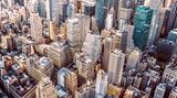 In der Vogelperspektive schrumpfen die Gebäude rund um den meistbesuchten Platz der Stadt zu Miniaturen, das pulsierende Leben an der Kreuzung von Broadway, Seventh Avenue, 42nd und 47th Street mit ihren schrillen Leuchtreklamen bleibt verborgen. Dabei sind diese Werbetafeln gern groß wie ein Fußballfeld