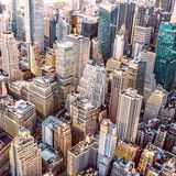 In der Vogelperspektive schrumpfen die Gebäude rund um den meistbesuchten Platz der Stadt zu Miniaturen, das pulsierende Leben an der Kreuzung von Broadway, Seventh Avenue, 42nd und 47th Street mit ihren schrillen Leuchtreklamen bleibt verborgen. Dabei sind diese Werbetafeln gern groß wie ein Fußballfeld