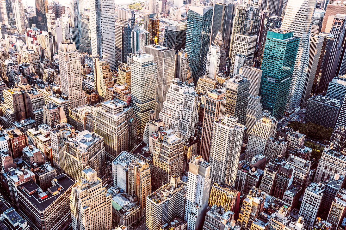 Times Square In der Vogelperspektive schrumpfen die Gebäude rund um den meistbesuchten Platz der Stadt zu Miniaturen, das pulsierende Leben an der Kreuzung von Broadway, Seventh Avenue, 42nd und 47th Street mit ihren schrillen Leuchtreklamen bleibt verborgen. Dabei sind diese Werbetafeln gern groß wie ein Fußballfeld