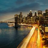 Als sie gebaut wurde, war sie die längste stählerne Hängebrücke der Welt – und umstritten. Es gab Zweifel an ihrer Konstruktion. Also ließ ein Zirkusbesitzer 1884 knapp zwei Dutzend Elefanten, zehn Dromedare und sieben Kamele hinüberstolzieren. Die Brücke, die Manhattan und Brooklyn verbindet, steht bis heute