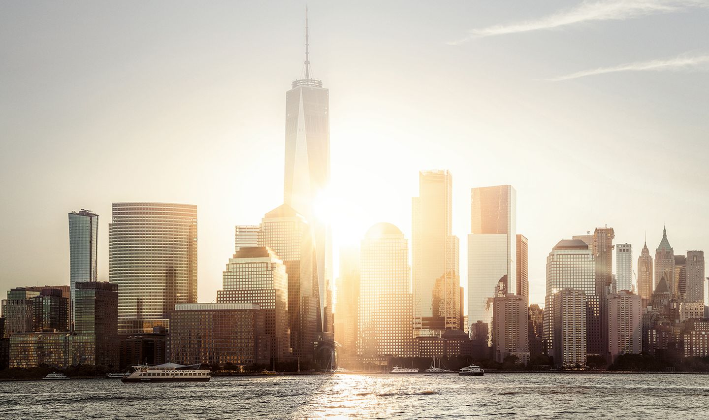 One World Trade Center Die aufgehende Sonne erhellt jene Stelle, an der New York seine dunkelsten Stunden erlebte: am 11. September 2001. Längst hat One World Trade die Lücke an Ground Zero geschlossen – 541 Meter hoch. Oder 1776 Fuß, eine Reverenz an das Jahr der Unabhängigkeitserklärung der USA