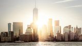 Die aufgehende Sonne erhellt jene Stelle, an der New York seine dunkelsten Stunden erlebte: am 11. September 2001. Längst hat One World Trade die Lücke an Ground Zero geschlossen – 541 Meter hoch. Oder 1776 Fuß, eine Reverenz an das Jahr der Unabhängigkeitserklärung der USA