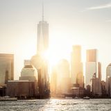 Die aufgehende Sonne erhellt jene Stelle, an der New York seine dunkelsten Stunden erlebte: am 11. September 2001. Längst hat One World Trade die Lücke an Ground Zero geschlossen – 541 Meter hoch. Oder 1776 Fuß, eine Reverenz an das Jahr der Unabhängigkeitserklärung der USA