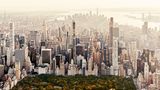Wenn die aufgehende Morgensonne die Fenster der dünnen Türme in der »Milliardärsreihe« streift, funkeln deren Fassaden. Inmitten der dichten Bebauung ist der Central Park mit seinen Bäumen, Seen und Wiesen eine erholsame Oase. Am Horizont verschmelzen Himmel, Upper New York Bay und Atlantik