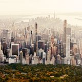 Wenn die aufgehende Morgensonne die Fenster der dünnen Türme in der »Milliardärsreihe« streift, funkeln deren Fassaden. Inmitten der dichten Bebauung ist der Central Park mit seinen Bäumen, Seen und Wiesen eine erholsame Oase. Am Horizont verschmelzen Himmel, Upper New York Bay und Atlantik