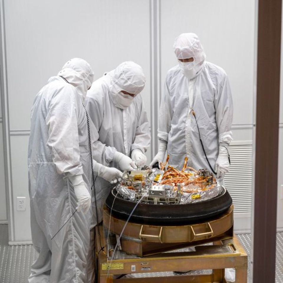 Wissenschaftler arbeiten an der von der Nasa-Sonde "Osiris-Rex" über der Erde abgeworfenen Kapsel mit einer Geröllprobe vom Aste