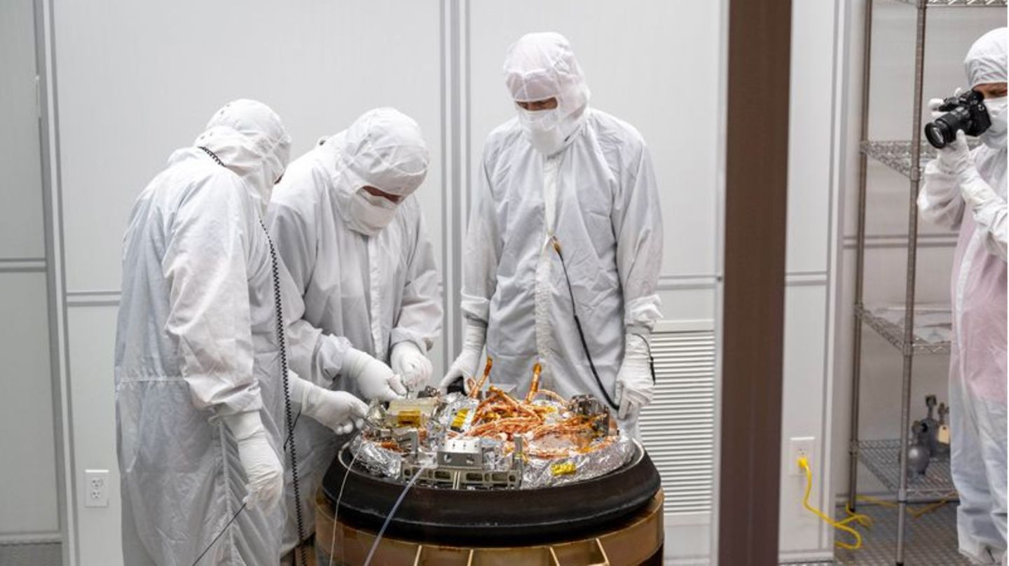Wissenschaftler arbeiten an der von der Nasa-Sonde "Osiris-Rex" über der Erde abgeworfenen Kapsel mit einer Geröllprobe vom Aste