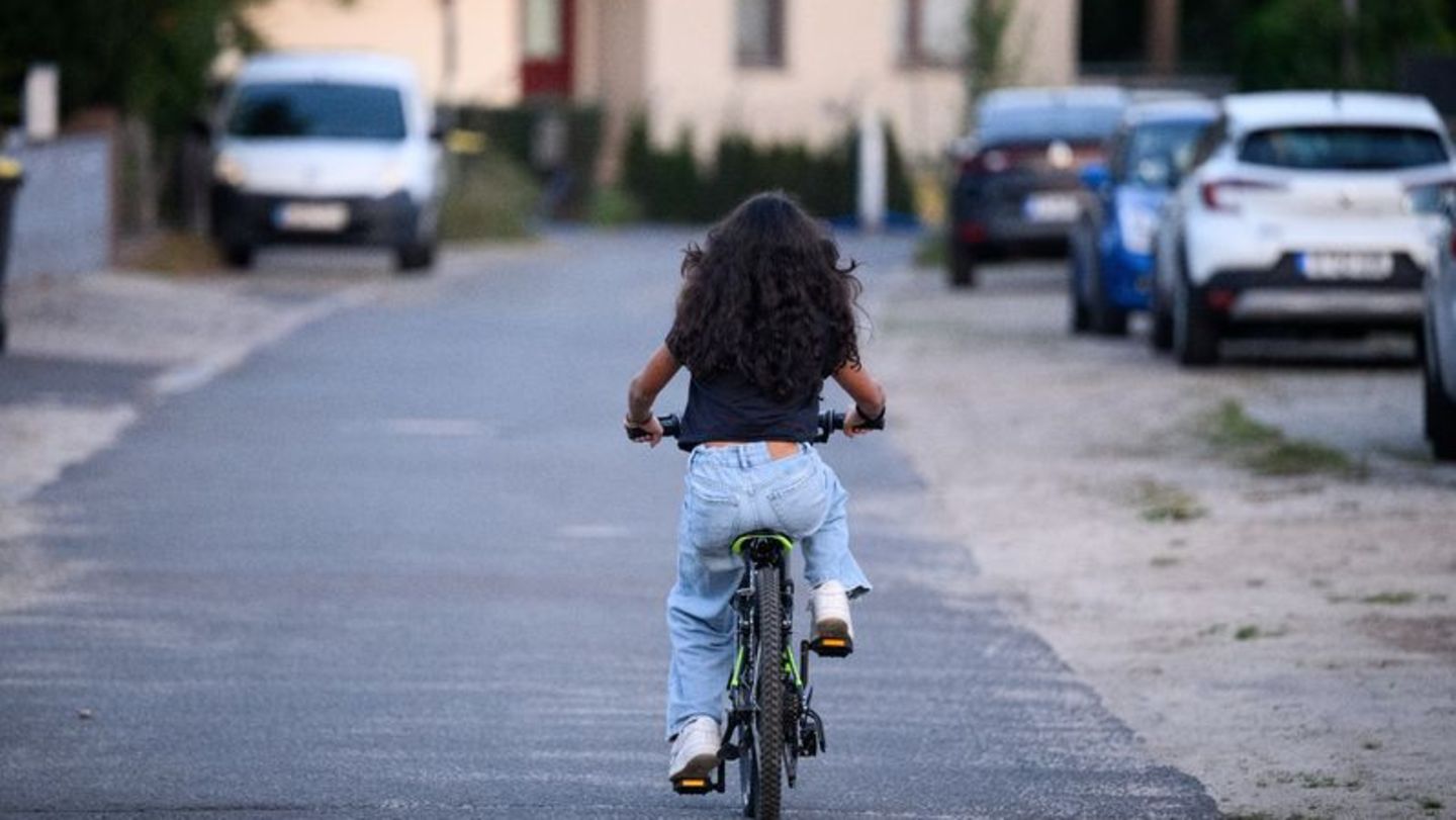 Die 12-jährige Gymnasiastin Sara fährt mit einem Fahrrad auf einer Straße in Berlin-Spandau