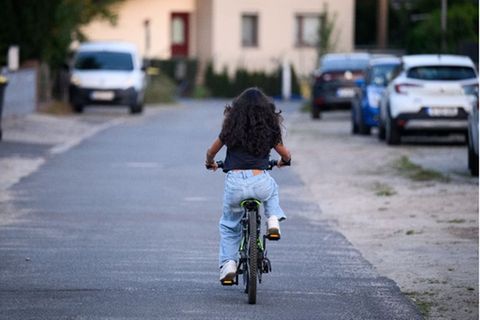 Die 12-jährige Gymnasiastin Sara fährt mit einem Fahrrad auf einer Straße in Berlin-Spandau