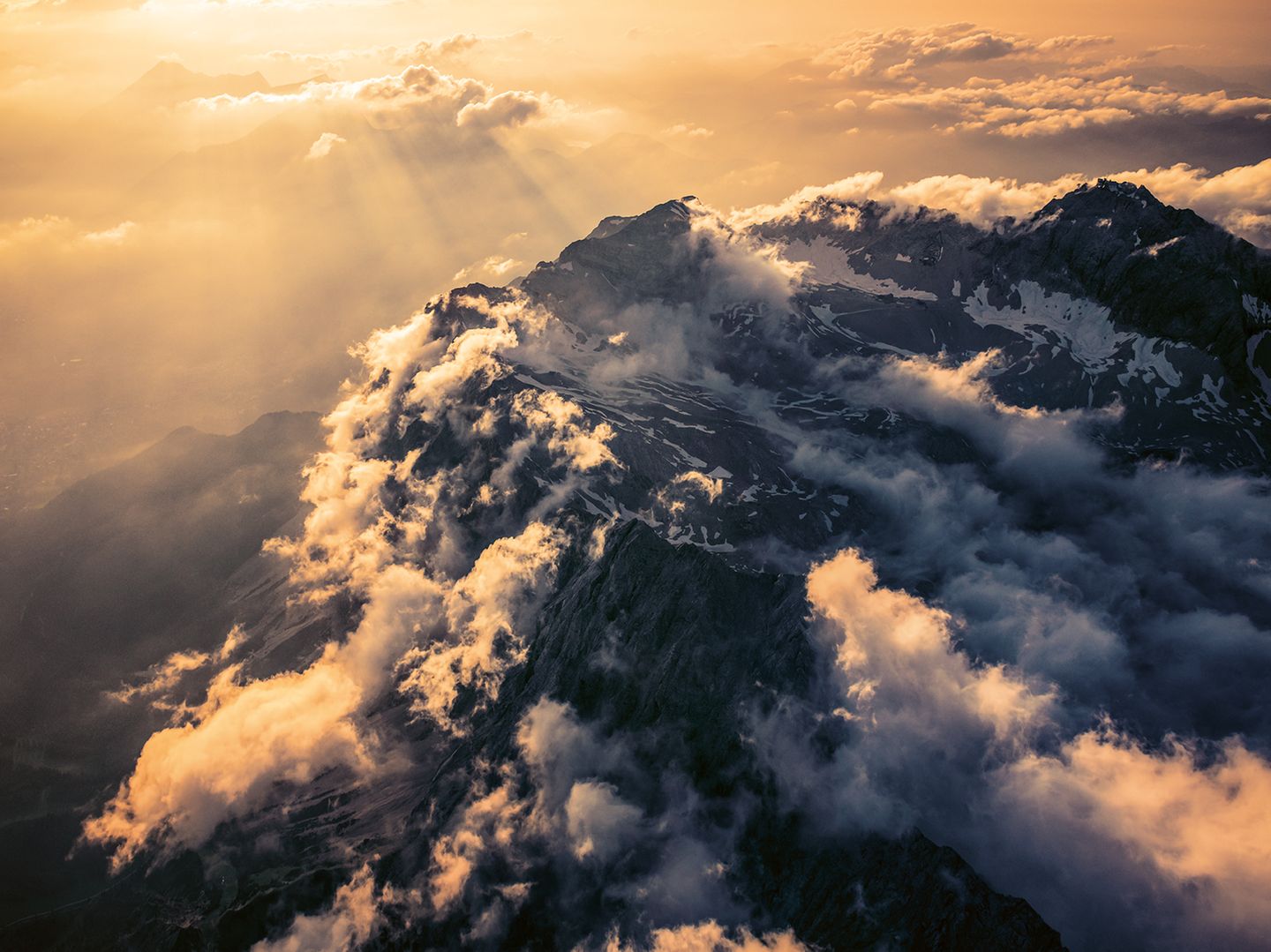 Höher hinaus geht es nicht in Deutschland (außer natürlich, etwa zur Aufnahme dieses dramatischen Panoramas, mit dem Ultraleichtflugzeug). Und wer nach Überwindung des 2962 Meter hohen Ostgipfels noch ein paar Dutzend weite Schritte westwärts tut, stößt gleich an die nächste Grenze: die zu Österreich