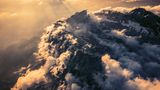 Höher hinaus geht es nicht in Deutschland (außer natürlich, etwa zur Aufnahme dieses dramatischen Panoramas, mit dem Ultraleichtflugzeug). Und wer nach Überwindung des 2962 Meter hohen Ostgipfels noch ein paar Dutzend weite Schritte westwärts tut, stößt gleich an die nächste Grenze: die zu Österreich