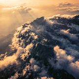 Höher hinaus geht es nicht in Deutschland (außer natürlich, etwa zur Aufnahme dieses dramatischen Panoramas, mit dem Ultraleichtflugzeug). Und wer nach Überwindung des 2962 Meter hohen Ostgipfels noch ein paar Dutzend weite Schritte westwärts tut, stößt gleich an die nächste Grenze: die zu Österreich