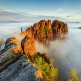 Ob die Schrammsteine in der Sächsischen Schweiz ihren Namen tragen, weil sich umherstreifende Riesen einst an ihren schroffen Flanken verletzten, bleibt unbekannt. Allzu wahrscheinlich ist es jedoch nicht, sind die Felsen doch selbst bei Nebel noch aus größter Höhe eindeutig zu erkennen