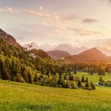 Eigentlich sind die Tannheimer Berge, deren Alpengipfel teils über 2000 Meter hoch aufragen, eine Sehenswürdigkeit für sich. Teilen sie sich jedoch die Szenerie mit Schloss Neuschwanstein, dem Inbegriff des Romantikschlosses, bleibt ihnen wenig übrig, als den Hintergrund auszufüllen
