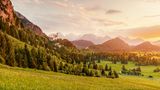 Eigentlich sind die Tannheimer Berge, deren Alpengipfel teils über 2000 Meter hoch aufragen, eine Sehenswürdigkeit für sich. Teilen sie sich jedoch die Szenerie mit Schloss Neuschwanstein, dem Inbegriff des Romantikschlosses, bleibt ihnen wenig übrig, als den Hintergrund auszufüllen