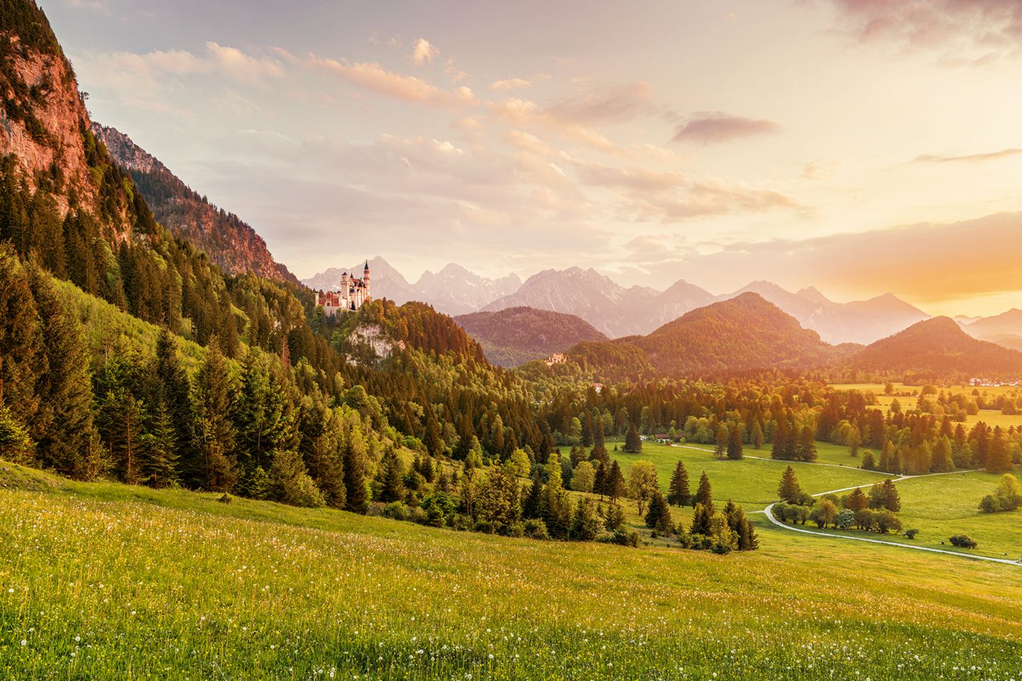 Schloss Neuschwanstein, Bayern Eigentlich sind die Tannheimer Berge, deren Alpengipfel teils über 2000 Meter hoch aufragen, eine Sehenswürdigkeit für sich. Teilen sie sich jedoch die Szenerie mit Schloss Neuschwanstein, dem Inbegriff des Romantikschlosses, bleibt ihnen wenig übrig, als den Hintergrund auszufüllen