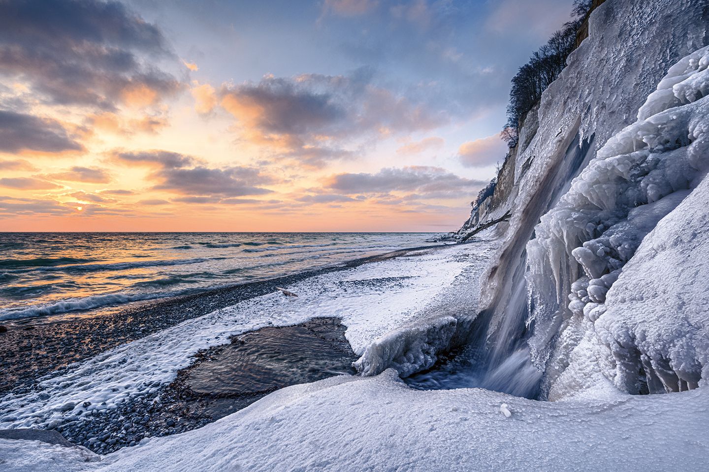 Rügen, Mecklenburg-Vorpommern Gemeinhin sind die Rügener Kreidefelsen dafür bekannt, auch ohne Schneedecke beinahe weiß zu sein. Was nicht bedeutet, dass sie in tiefwinterlichem Gewand keine gute Figur machten – zumal, wenn die späte Sonne dem fast monochromen Kliff ihre ganze Farbenpracht entgegenwirft
