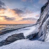 Gemeinhin sind die Rügener Kreidefelsen dafür bekannt, auch ohne Schneedecke beinahe weiß zu sein. Was nicht bedeutet, dass sie in tiefwinterlichem Gewand keine gute Figur machten – zumal, wenn die späte Sonne dem fast monochromen Kliff ihre ganze Farbenpracht entgegenwirft