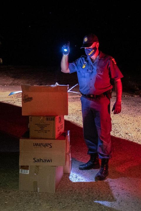 Ein Polizist inspiziert die Kisten eines Wilderers, den er in der Wüste auf frischer Tat ertappt hat. Darin: Conophyten, illegal geerntet. Die seltenen knödeligen Wildpflanzen (l.) bringen auf dem Schwarzmarkt viel Geld