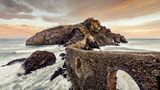 Nur ein gemauerter Pfad verbindet das baskische Festland mit der Insel San Juan de Gaztelugatxe, steil windet er sich durch die Wellen des Atlantiks. Das karge Eiland diente wohl bereits im 11. Jahrhundert dem Templerorden als Rückzugsort, auch Piraten und Einsiedler fanden dort Schutz. Bis heute regt der mystische Fels im Meer die Fantasie an: Die Macher von »Game of Thrones« drehten dort Szenen der beliebten Serie