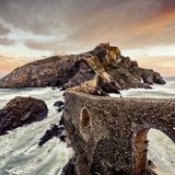 Nur ein gemauerter Pfad verbindet das baskische Festland mit der Insel San Juan de Gaztelugatxe, steil windet er sich durch die Wellen des Atlantiks. Das karge Eiland diente wohl bereits im 11. Jahrhundert dem Templerorden als Rückzugsort, auch Piraten und Einsiedler fanden dort Schutz. Bis heute regt der mystische Fels im Meer die Fantasie an: Die Macher von »Game of Thrones« drehten dort Szenen der beliebten Serie