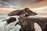 Nur ein gemauerter Pfad verbindet das baskische Festland mit der Insel San Juan de Gaztelugatxe, steil windet er sich durch die Wellen des Atlantiks. Das karge Eiland diente wohl bereits im 11. Jahrhundert dem Templerorden als Rückzugsort, auch Piraten und Einsiedler fanden dort Schutz. Bis heute regt der mystische Fels im Meer die Fantasie an: Die Macher von »Game of Thrones« drehten dort Szenen der beliebten Serie