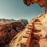 Es ist, als würde dieser Pfad im alten Arabien direkt in den Himmel führen. Als hätte das Wüstenvolk der Nabatäer ihn einst in den Sandstein ­geschlagen, um auf ihm in höhere Welten zu gelangen. Heute können Besucherinnen und Besucher darauf das antike Petra in Jordanien erkunden, staunen über die in Europa lange vergessene Stadt aus Fels, die imposanten Totenstätten im Gestein – und den Zauber aus Schatten und Licht