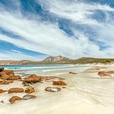 Wer auf dem Küstenweg den Blick schweifen lässt über das kristallklare Wasser und die Erhebungen des Cape Le Grand National Park, mag erahnen, welches Staunen die französischen und britischen Seefahrer erfüllt haben mag, die hier einst kreuzten: Im Südwesten von Australien gelangten sie in eine Welt, welche die Aborigines schon lange in spirituellen Landkarten verzeichnet hatten – den »Traumpfaden«
