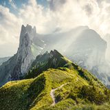 ine majestätische Bergwelt, in der einst Kolosse wüteten, so scheint es: Riesig sind die tektonischen Verwerfungen, durch die der Steig Wanderndein der Saxer Lücke führt. Der Passweg auf etwa 1600 Meter Höhe ist eine wichtige Verbindung im Alpstein. Steile Hänge und tief eingeschnittene Täler, zahlreiche Höhlen und Risse prägen das vorwiegend aus Kalkgestein geformte Gebirgsmassiv in der Ostschweiz