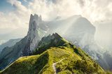 ine majestätische Bergwelt, in der einst Kolosse wüteten, so scheint es: Riesig sind die tektonischen Verwerfungen, durch die der Steig Wanderndein der Saxer Lücke führt. Der Passweg auf etwa 1600 Meter Höhe ist eine wichtige Verbindung im Alpstein. Steile Hänge und tief eingeschnittene Täler, zahlreiche Höhlen und Risse prägen das vorwiegend aus Kalkgestein geformte Gebirgsmassiv in der Ostschweiz