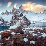 In den Weiten Patagoniens, am südlichen Zipfel des südamerikanischen Kontinents,  schrumpft der Mensch gleichsam und erlebt, wie spektakulär das Nichts sein kann: Hoch oben im Wanderparadies El Chaltén, wo die Winde peitschen und alle Geräusche davontragen, öffnen sich mitten in der Steinwüste prachtvolle Lagunen. Stille Orte, an denen alle Sorgen des Alltags ihre Bedeutung verlieren können