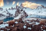 In den Weiten Patagoniens, am südlichen Zipfel des südamerikanischen Kontinents,  schrumpft der Mensch gleichsam und erlebt, wie spektakulär das Nichts sein kann: Hoch oben im Wanderparadies El Chaltén, wo die Winde peitschen und alle Geräusche davontragen, öffnen sich mitten in der Steinwüste prachtvolle Lagunen. Stille Orte, an denen alle Sorgen des Alltags ihre Bedeutung verlieren können